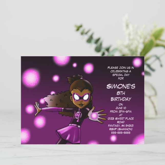 Afroamerikanischer Girl Superhero Geburtstagsparty Einladung (Stehend Vorderseite)