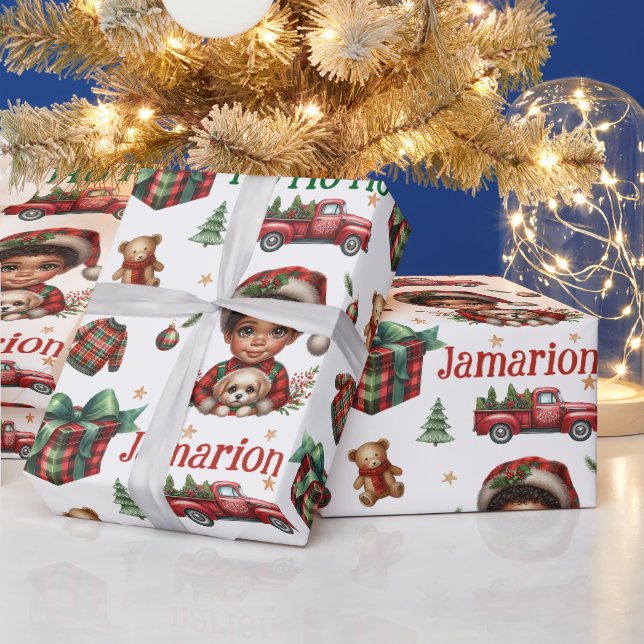 Afroamerikanischer Junge mit Karierten Weihnachten Geschenkpapier (Feiertage)