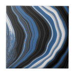 Agate-Effekt, schwarz, weiß und blau Fliese<br><div class="desc">Dieses auffallende Marmoreffekt-Kachel zeigt ein kühn digitales Agaatdesign mit fließenden Wirbel in Blau, Schwarz und Weiß und schafft so ein dynamisches und zeitgemäßes Erscheinungsbild. Es ist eine ausgezeichnete Wahl für moderne Badezimmer oder als ein herausragender Akzent in einem jungfräulichen Schlafzimmer. Das abstrakte Muster und geode-verschönerte Linien verleihen jedem Raum eine...</div>