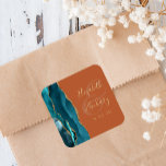 Agate Geode Script Aquamarin Gold Burnt Orange Wed Quadratischer Aufkleber<br><div class="desc">Dieser elegante,  moderne Hochzeitsaufkleber besticht durch eine aquamarine blaue Aquarellfarbe in einem Geodedesign,  das mit Imitaten mit goldenem Glitzer bestickt wurde. Der goldfarbene Text auf einem verbrannten orangen Hintergrund lässt sich leicht anpassen,  wobei die Namen der Braut und des Bräutigams in handschriftlicher Kalligraphie über einen großen Ampersand verteilt sind.</div>