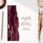 Agate Geode Script Burgundy Gold Blush Wedding Planer<br><div class="desc">Dieser moderne Hochzeitsplaner besticht durch ein bordeauxfarbenes Aquarelldesign, das mit goldenen Imitaten bestickt ist und einen vergoldeten Glitzer aufweist. Einfache Anpassung des kohlegrauen Textes auf einem schwarzen Hintergrund, mit den Namen der Paare in handgeschriebener Kalligrafie über einen großen Ampersand. Fügen Sie den Titel und das Hochzeitdatum unten in Kursivschrift hinzu....</div>