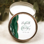 Agate Geode Script Emerald Green Rose Gold Wedding Runder Aufkleber<br><div class="desc">Dieser elegante,  moderne Hochzeitsaufkleber besticht durch eine smaragdgrüne Aquarellfarbe,  die mit Imitaten Rose Gold Glitzer bestickt ist. Einfach den kohlegrauen Text auf einem weißen Hintergrund anpassen,  mit den Namen der Braut und des Bräutigams in handschriftlicher Kalligraphie über einen großen grünen Ampersand.</div>
