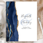 Agate Geode Script Navy Blue Gold Hochzeitspläne Planer<br><div class="desc">Dieser moderne Hochzeitsplaner besticht durch ein marineblau-blaues Aquarelldesign, das mit goldenen Imitaten bestickt wurde. Der Glitzer ist aus Gold. Einfache Anpassung des kohlegrauen Textes auf weißem Hintergrund, mit den Namen der Braut und des Bräutigams in handgeschriebener Kalligrafie über einen großen, hellblauen Ampersand. Fügen Sie den Titel und das Hochzeitdatum unten...</div>