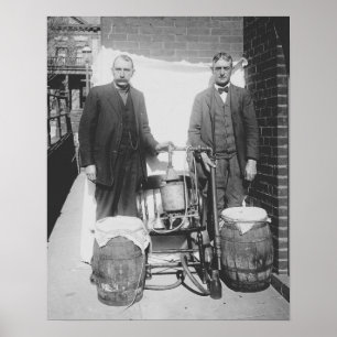 Agenten zeigen eine Whiskey-Destille von 1920. Vin Poster