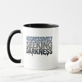 Aggressiv nach Dunkelheit suchen – Fetter Text-Des Tasse