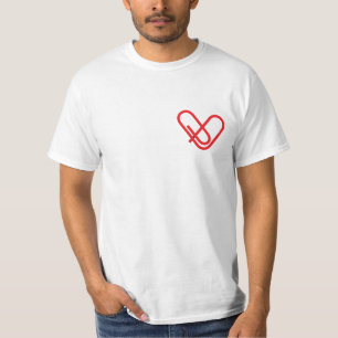 Agrafe de coeur sur le T-shirt des hommes