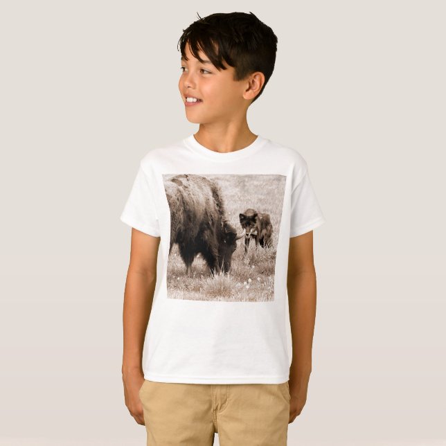 Agressiver Bison und schwarzer Wolf T-Shirt (Vorne ganz)