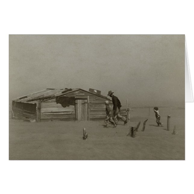 Agriculteur et fils marchant dans une tempête de (Devant horizontal)