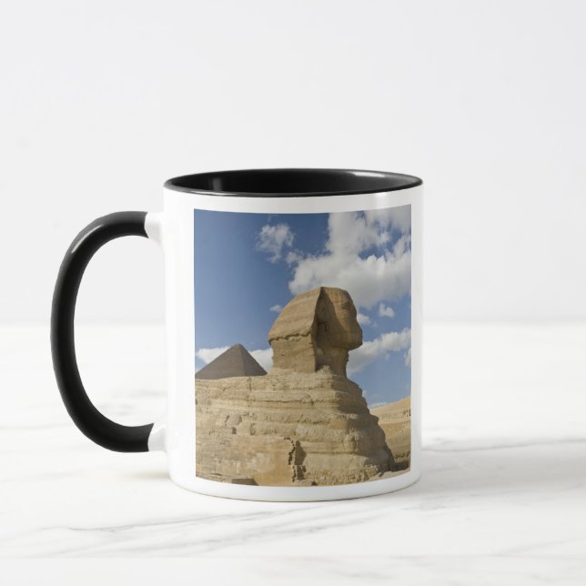 Ägypten, Gizeh. Der große Sphynx erhebt sich über Tasse (Links)