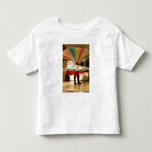 Ägypten, Kairo. Wirbelnder Derwisch beeindruckt GC Kleinkind T-shirt