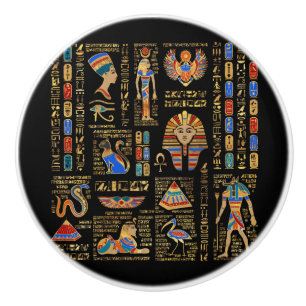 Ägyptische Hieroglyphen und Gottheiten auf schwar Keramikknauf