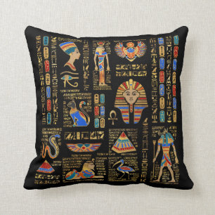 Ägyptische Hieroglyphen und Gottheiten auf schwar Kissen