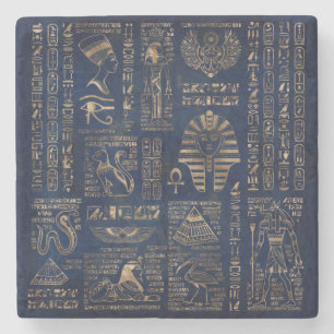 Ägyptische Hieroglyphen und Gottheitgold auf Steinuntersetzer
