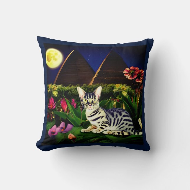 Ägyptische Mau-Katze in einem Mitternachtgarten Kissen (Vorderseite)