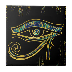 Ägyptisches Auge von Horus auf Hieroglyphen und Fliese