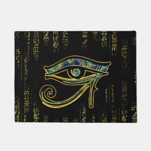 Ägyptisches Auge von Horus auf Hieroglyphen und Fußmatte