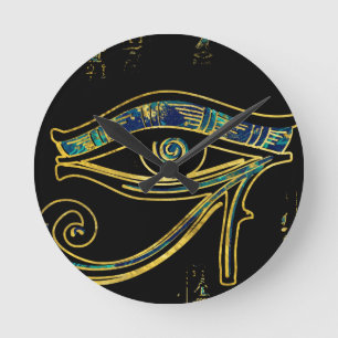 Ägyptisches Auge von Horus auf Hieroglyphen und Runde Wanduhr