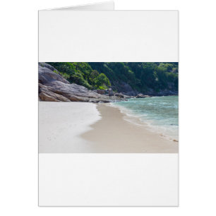 Ähnlicher weißer Sandstrand und türkisblaues Meer