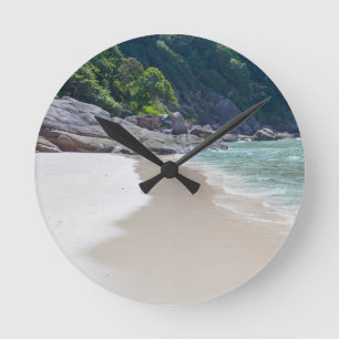 Ähnlicher weißer Sandstrand und türkisblaues Meer Runde Wanduhr