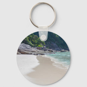 Ähnlicher weißer Sandstrand und türkisblaues Meer Schlüsselanhänger