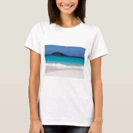 Ähnlicher weißer Sandstrand und türkisblaues Meer T-Shirt