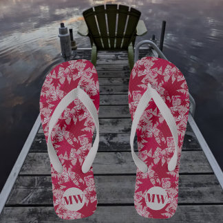 Ahorn-Blätter im rosa Hintergrund Flip Flops