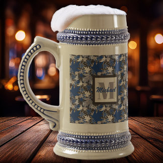 Ahornblätter Blau auf einem Holzkohlehintergrund Bierglas