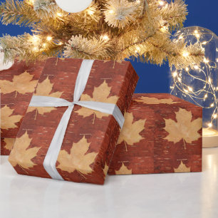 Ahornleaf auf der Birkenrinde Geschenkpapier