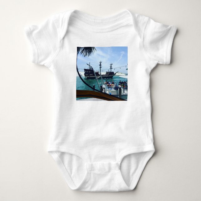 Ahoy Matey Pirate Ship Adventure Baby Strampler (Vorderseite)
