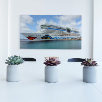 AIDAluna Kreuzfahrtschiff vor der Insel Grenada ve