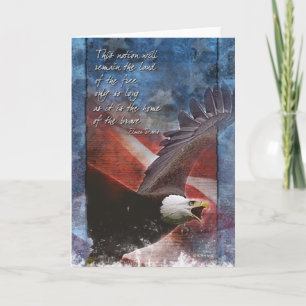 Aigle patriotique dans la carte de voeux en vol