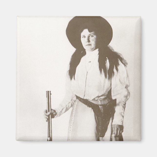 Aimant 1910 Portrait photo d'une fille qui tient un fusil (Devant)
