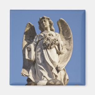 Aimant Ange en pierre regardant en bas de la statue à