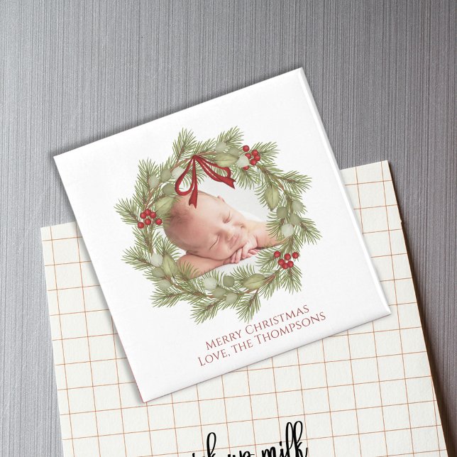 Aimant Aquarelle de Noël Verdure Foliage de couronne (Elegant Christmas holiday greenery, foliage red holly berries photo magnet.)