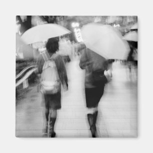 Aimant Asie, Japon, Tokyo. Jeunes femmes et parapluies.