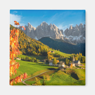 Aimant Automne dans un paysage de Dolomites avec église