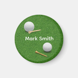 Aimant Balle de golf et tee sur bouton d'herbe verte