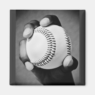 Aimant baseball en main