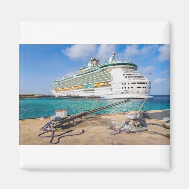 Aimant Bateau de croisière ancré sur la côte de l'île de  (Devant)