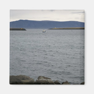Aimant Bateau de pêche quittant le port, Reykjavik,