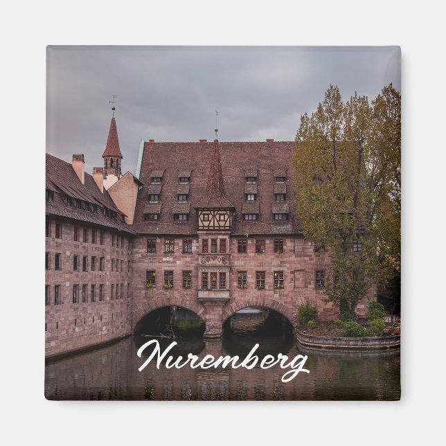 Aimant Bâtiment historique au coucher du soleil à Nurembe (Devant)