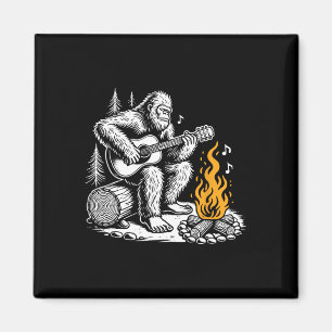 Aimant Bigfoot jouant de la guitare au feu de camp drôle