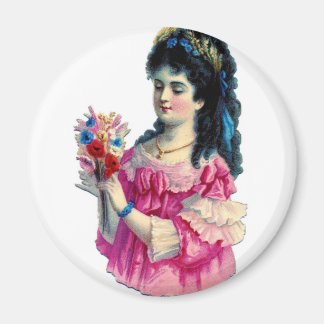 Aimant Brunette victorienne en robe rose avec bouquet