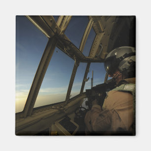 Aimant C.A. - le pilote de 130 Hercule balaye l'horizon