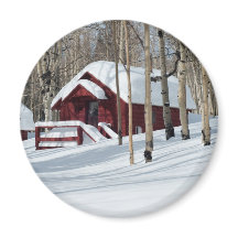 Cabine rouge en hiver