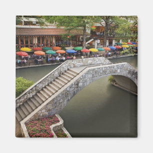 Aimant Café en plein air le long de River Walk et pont su