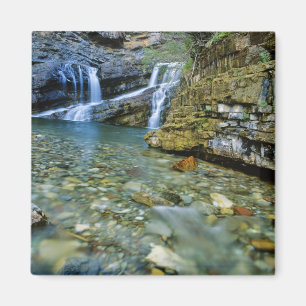 Aimant Cameron Falls dans le parc national des lacs Water