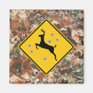 Aimant camo avec des cerfs communs croisant l'aimant de