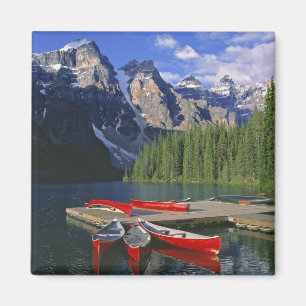 Aimant Canada, Alberta, lac Moraine. Des canoës rouges at
