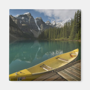 Aimant Canot garé à un quai le long du lac Moraine, Banff